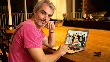 Em casa, ele vê foto de CARAS da família unida, incluindo Giovana e Gabriel, os filhos mais velhos de Daniela, no aniversário dela, em 2012. - Caio Guimarães